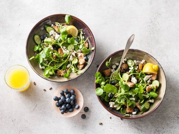 Ontbijtsalade met volkoren croutons en blauwe bessen