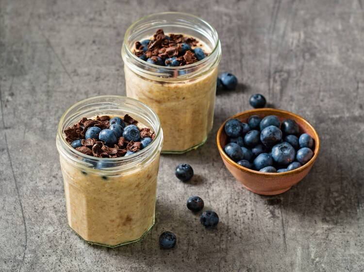 Pindakaas overnight oats met blauwe bessen