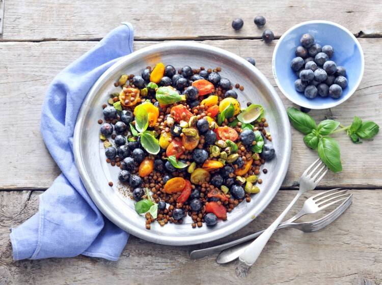Linzensalade met tomaat en blauwe bes