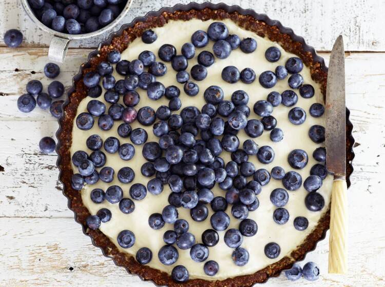 Cheesecake met notenbodem en blauwe bessen