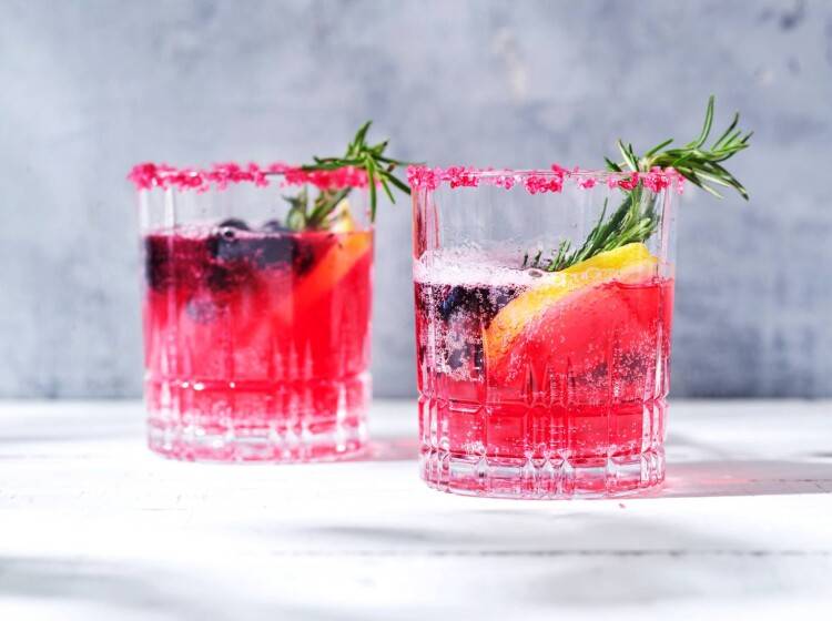 Mocktail van rozenlimonade met blauwe bessen