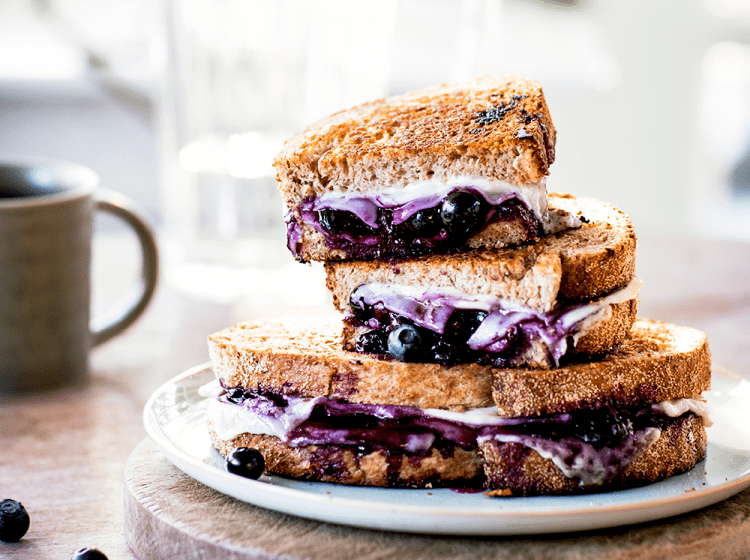 Tosti geitenkaas met blauwe bessencompote 