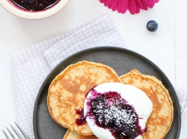 Kokos pannenkoekjes met blauwe bessen