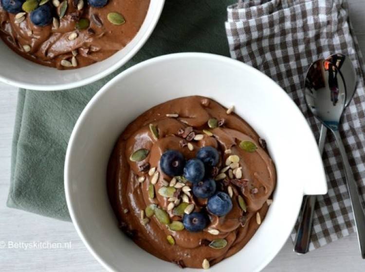 Gezonde chocolademousse met blauwe bessen