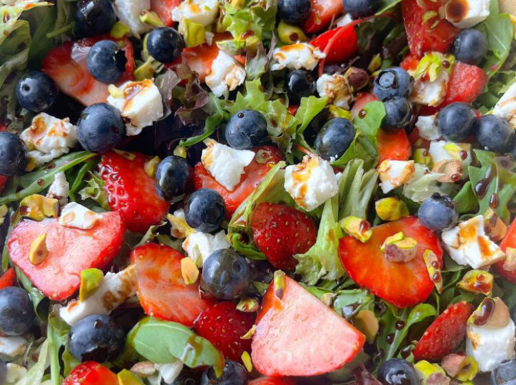Zomerse salade met aardbeien en pistache