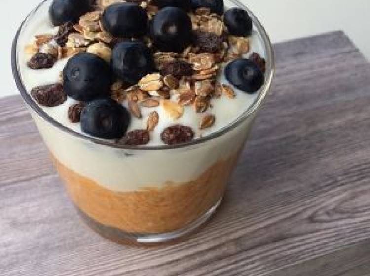 Pompoenpuree met kokosyoghurt, muesli en blauwe bessen
