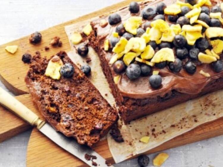 Chocoladecake met blauwe bessen en banaan