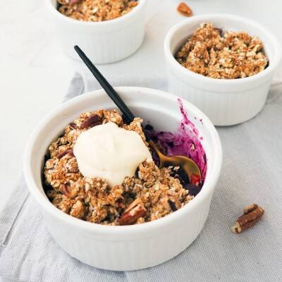 Havermout ontbijt crumble met blauwe bessen