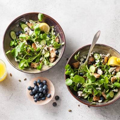 Ontbijtsalade met volkoren croutons en blauwe bessen