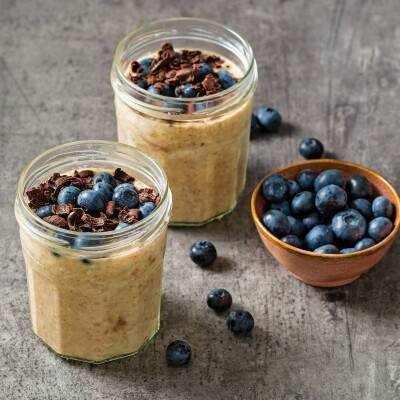 Pindakaas overnight oats met blauwe bessen