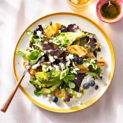 Gegrilde ananassalade met blauwe bessen