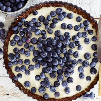 Cheesecake met notenbodem en blauwe bessen