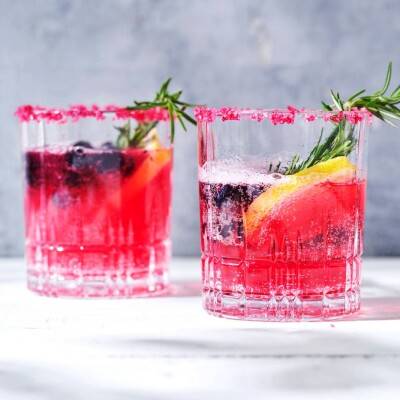 Mocktail van rozenlimonade met blauwe bessen