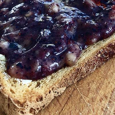 Blauwe bessen banaanmoes op brood