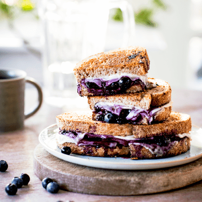 Tosti geitenkaas met blauwe bessencompote 