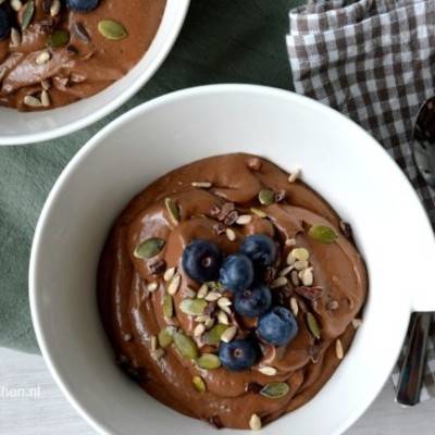 Gezonde chocolademousse met blauwe bessen