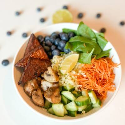 Salade met blauwe bessen en tempé