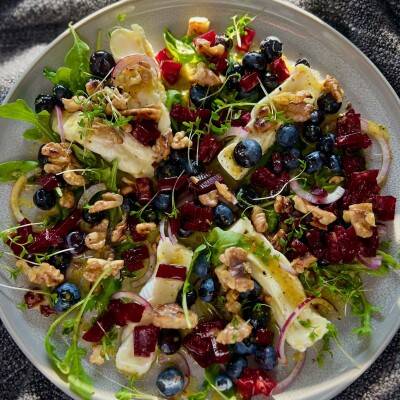 Salade met rode bieten en geitenkaas