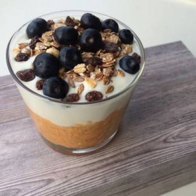 Pompoenpuree met kokosyoghurt, muesli en blauwe bessen