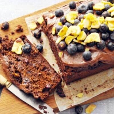 Chocoladecake met blauwe bessen en banaan