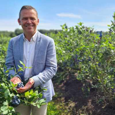 Burgemeester Lode Ceyssens uit Oudsbergen in het zonnetje bij Blauwe Bessen Schrijnwerkers